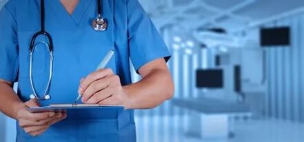 Il medico tratta le vene varicose sulle gambe